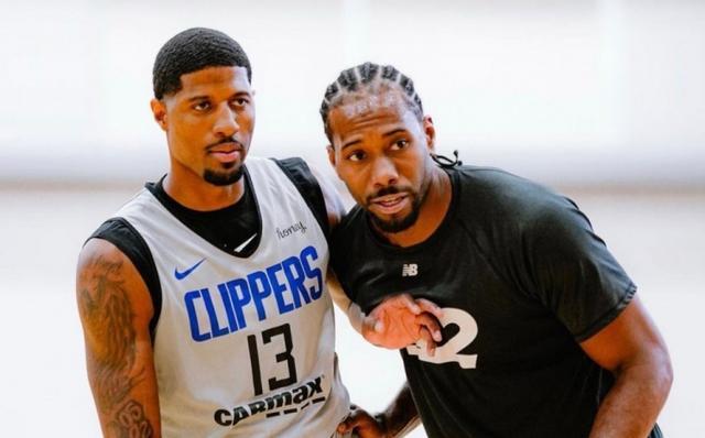 NBA漫谈 ｜ NBA十大最强变向！艾弗森连续晃倒对手的离谱突破！（NBA聊球 ｜ 十大顶级变向盘点：艾弗森连续晃倒对手的离谱突破）