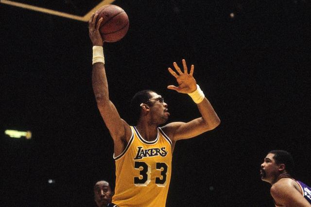 篮球篮网主力球员恢复训练，状态回升（篮网核心重返训练场，竞技状态逐步回暖）