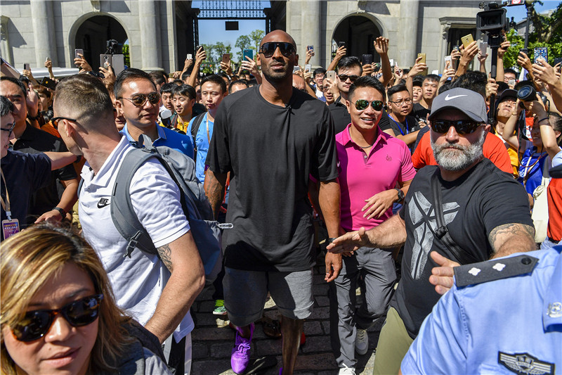 自己给自己颁奖！特朗普获首届FIFA和平奖 因凡蒂诺抛出争议言论（被指“自我加冕”，特朗普摘得首届FIFA和平奖，因凡蒂诺言论引发争议）