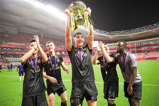 爱国之心！谷爱凌回应夺赛季首冠：中国队包揽前三，很自豪很开心（谷爱凌夺赛季首冠：中国队包揽前三，她称自豪又开心）