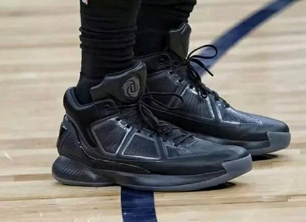 欧联1-1，10人穆帅前东家拒翻船+连续4轮不败，31岁塔利斯卡救主（欧联1-1：穆帅旧主10人作战仍守住不败，四轮不败延续，31岁塔利斯卡力挽狂澜）