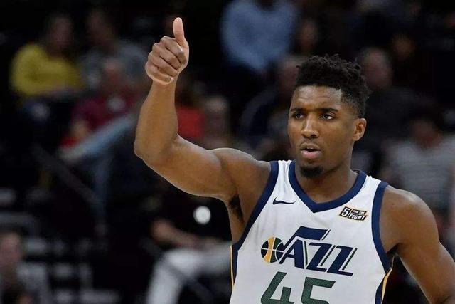 爱德华兹：我本赛季一直在练中距离投篮 以及对抗后的表现（爱德华兹：本季着重提升中距离投篮与对抗后的终结能力）