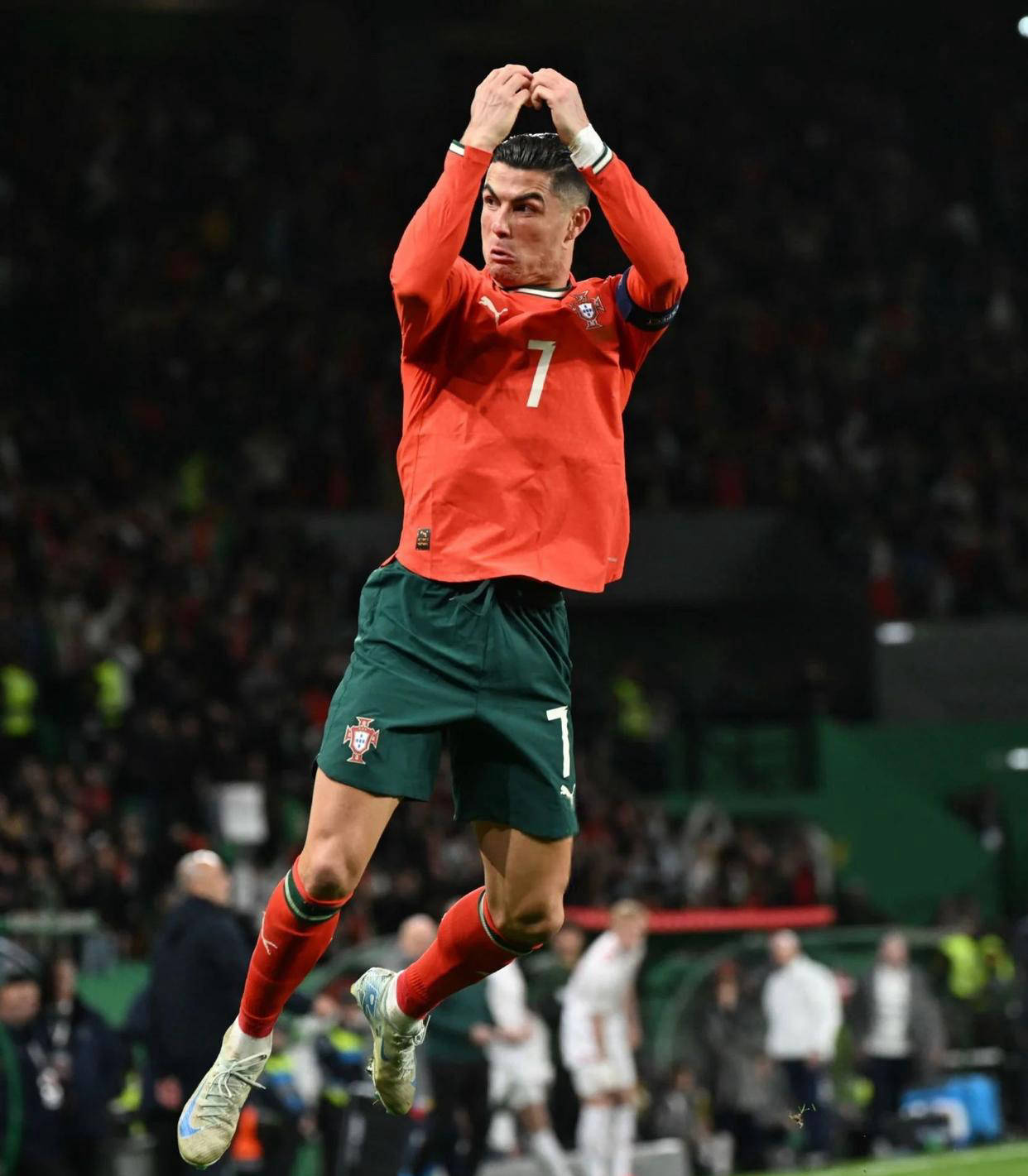 斯内德：亚马尔是巴萨的新梅西，甚至未来可能超过梅西的水平（斯内德：亚马尔堪称巴萨新梅西，未来成就或将超越梅西）