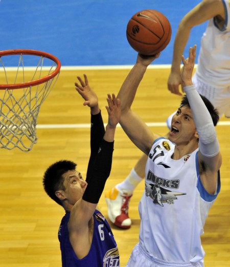 阿斯：阿拉巴正等待皇马的商讨电话，但俱乐部不着急与他续约（阿斯：阿拉巴静候皇马来电洽谈续约，俱乐部并不着急）