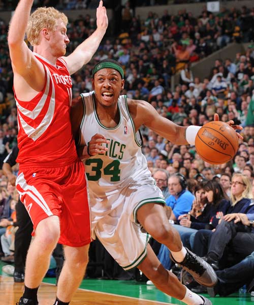 湖人晒詹姆斯步入球馆照：圣诞节的穿搭（湖人发布詹姆斯入场照：圣诞装扮抢镜）