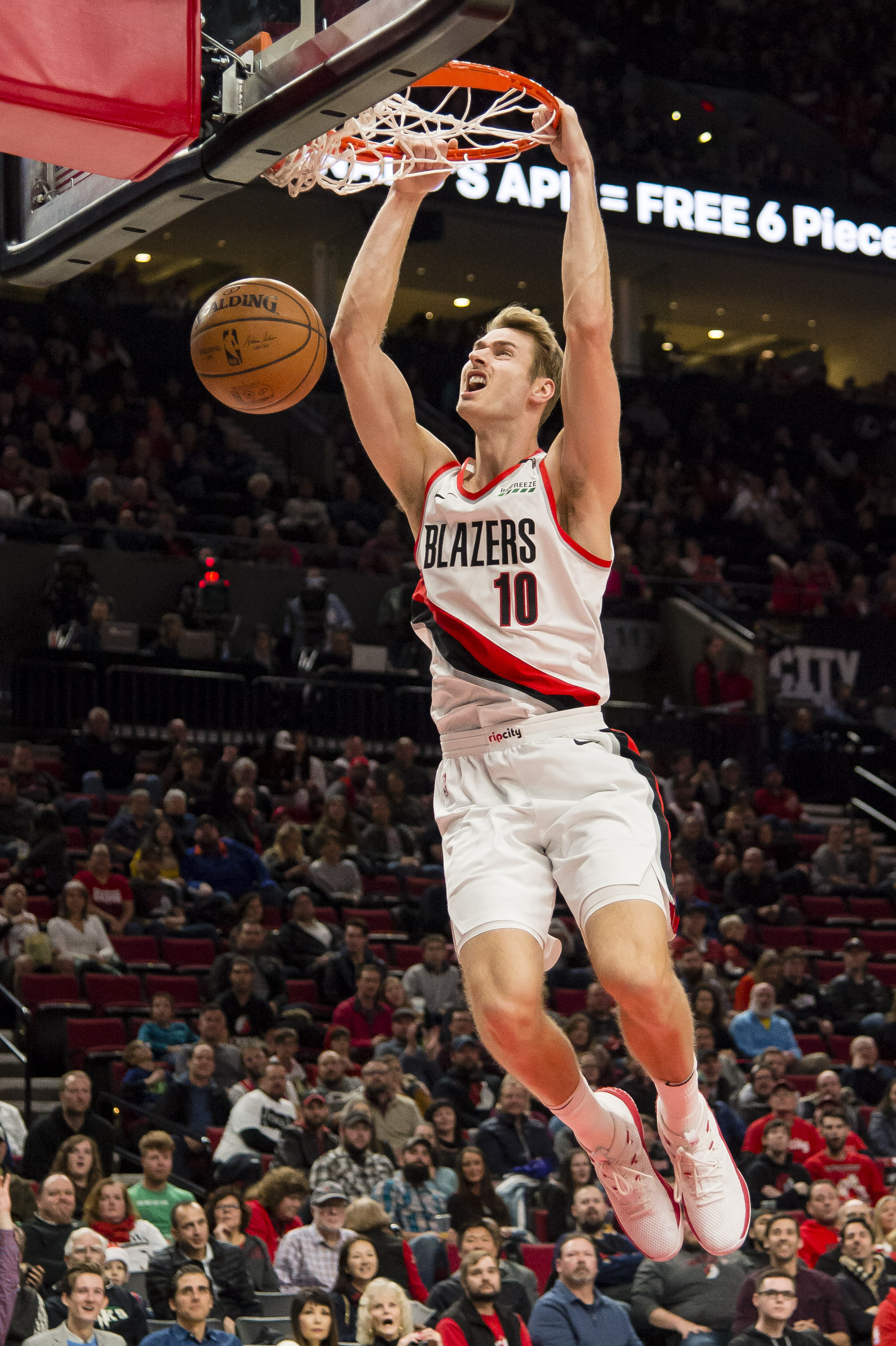 赵鹏：邵佳一人品很不错且性价比高，不行再归化两三个外援（赵鹏称邵佳一人品佳、性价比高，必要时再归化两三名外援）