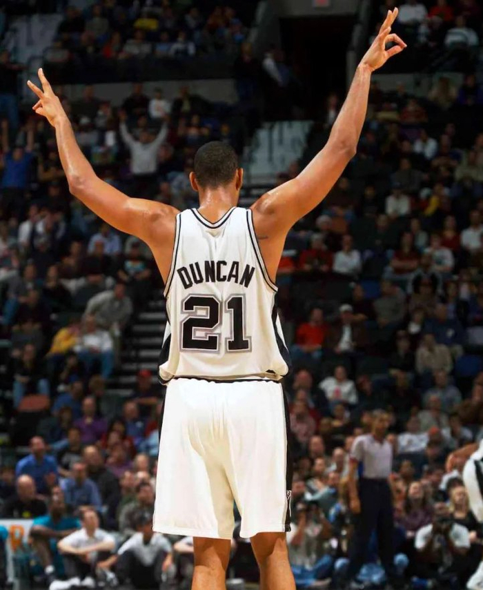 奎因连续3场20+，本届新秀中除克尼佩尔（2次）外第二人（奎因连砍3场20+，本届新秀中仅次克尼佩尔（2次），为第二人）