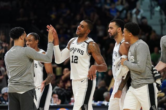 动漫展示欧冠新一轮第一比赛日的结果：（以动漫形式呈现欧冠新一轮首个比赛日赛果）