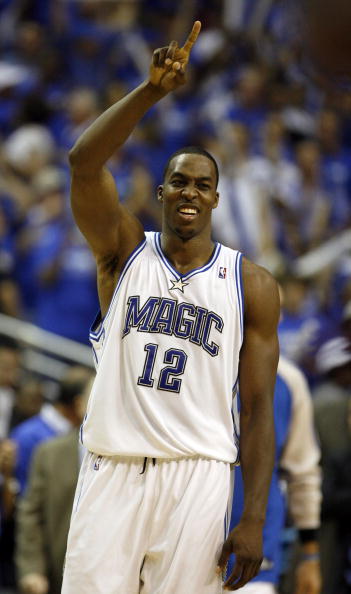 篮球湖人球员场上发挥获得球迷认可（湖人球员出色表现赢得球迷称赞）