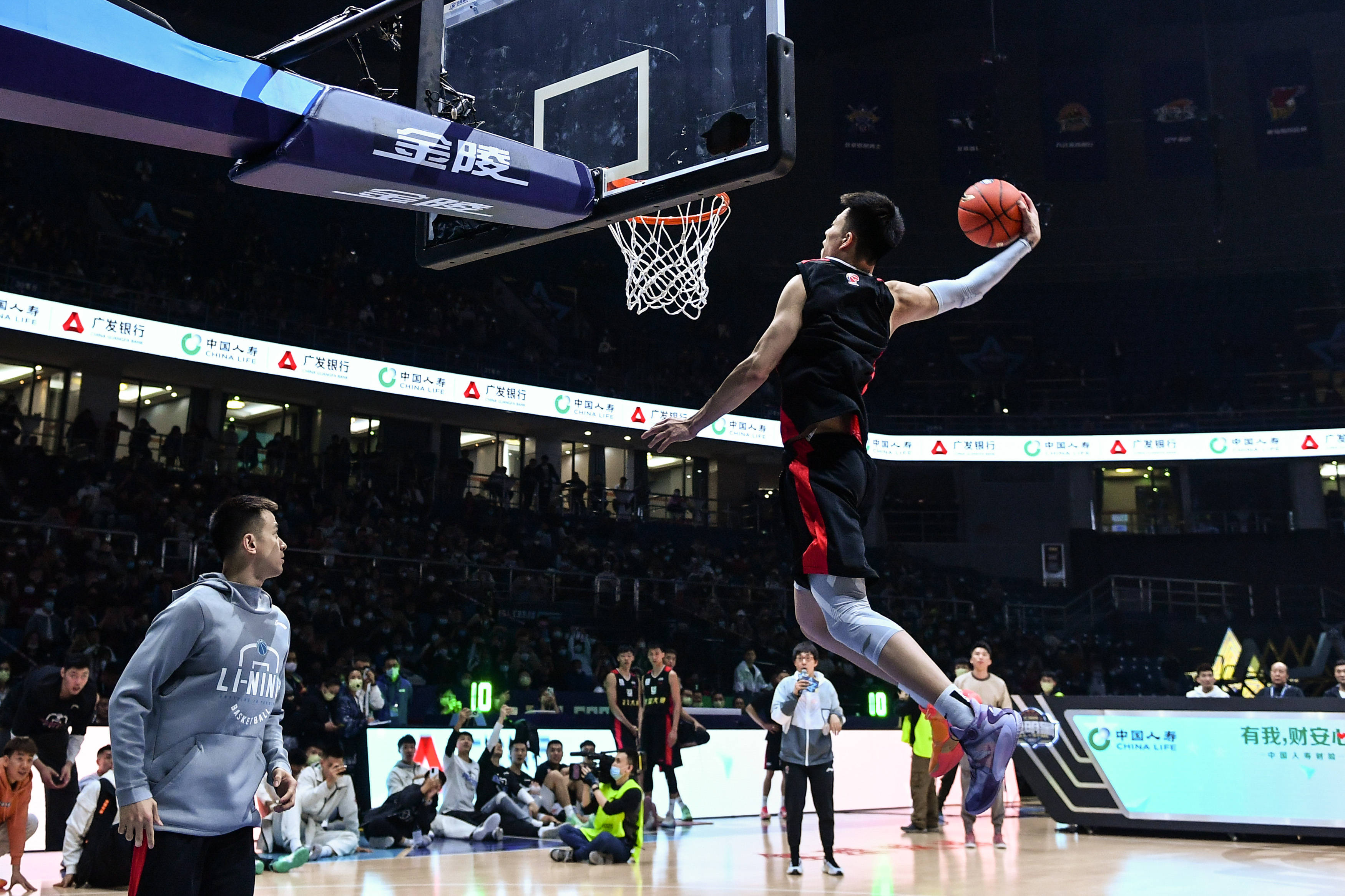 19岁212天，麦利是纽卡队史第二年轻在英超单场传射的球员（19岁212天的麦利成为纽卡史上在英超单场完成传射的第二年轻球员）