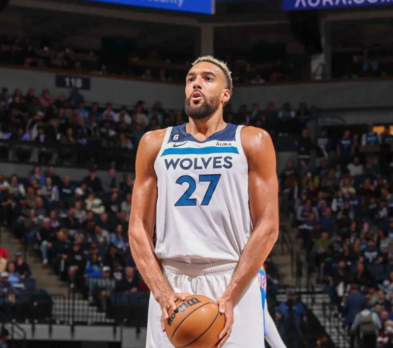 斯帕莱蒂：迪格雷戈里奥是一门；库普踢中卫就是为了参与进攻（斯帕莱蒂：迪格雷戈里奥门前稳健，安排库普踢中卫是为加强进攻）