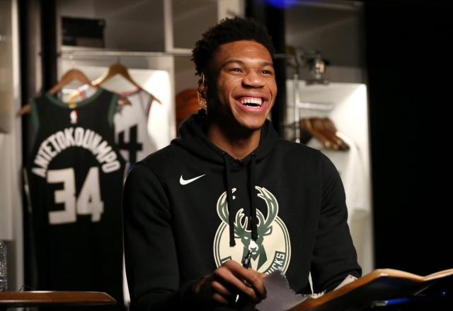 诺坎普新王？17岁的亚马尔和梅西谁更强？（诺坎普新王之争：17岁亚马尔能否比肩梅西？）